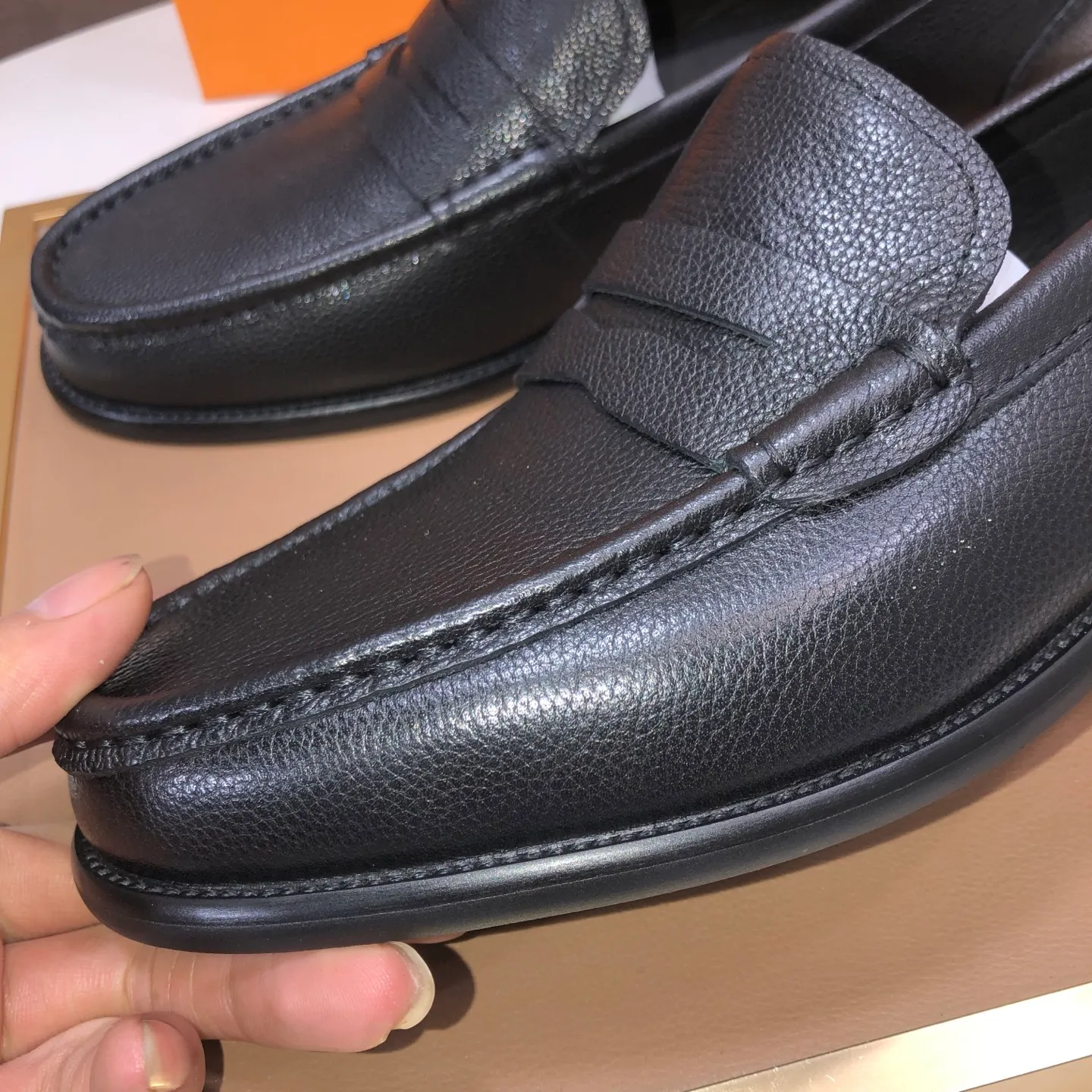 Men's men's shoes💰540💰[LV] (original single cowhide lining)🍀LV's latest genuine leather business suit shoes are available on the official website at the same time. The first-layer cowhide imported from Italy is made of heavy gold, and the official website has a 1:1 rubber outsole. Versatile to wear, high-end without losing class, and the color combination is extraordinary. This four-season style is alluring when worn on your feet, showing off your big-name flair. Standard code 38-45 (45 customized)